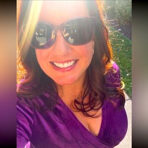 Hi, I’m Lindsay! I am selling from my closet and my daughter’s closet. 🩷☀️🛍️